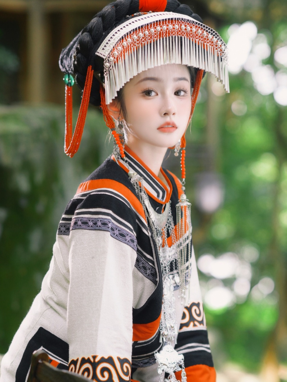 完美演绎出我心中彝族少女的样子  彝族服饰真的美得令人赞叹!