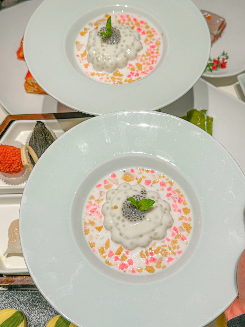 有各种颜色味道的肠粉,鱼子酱牛肉肠粉,碧绿菠菜鲜虾肠,经典红米肠