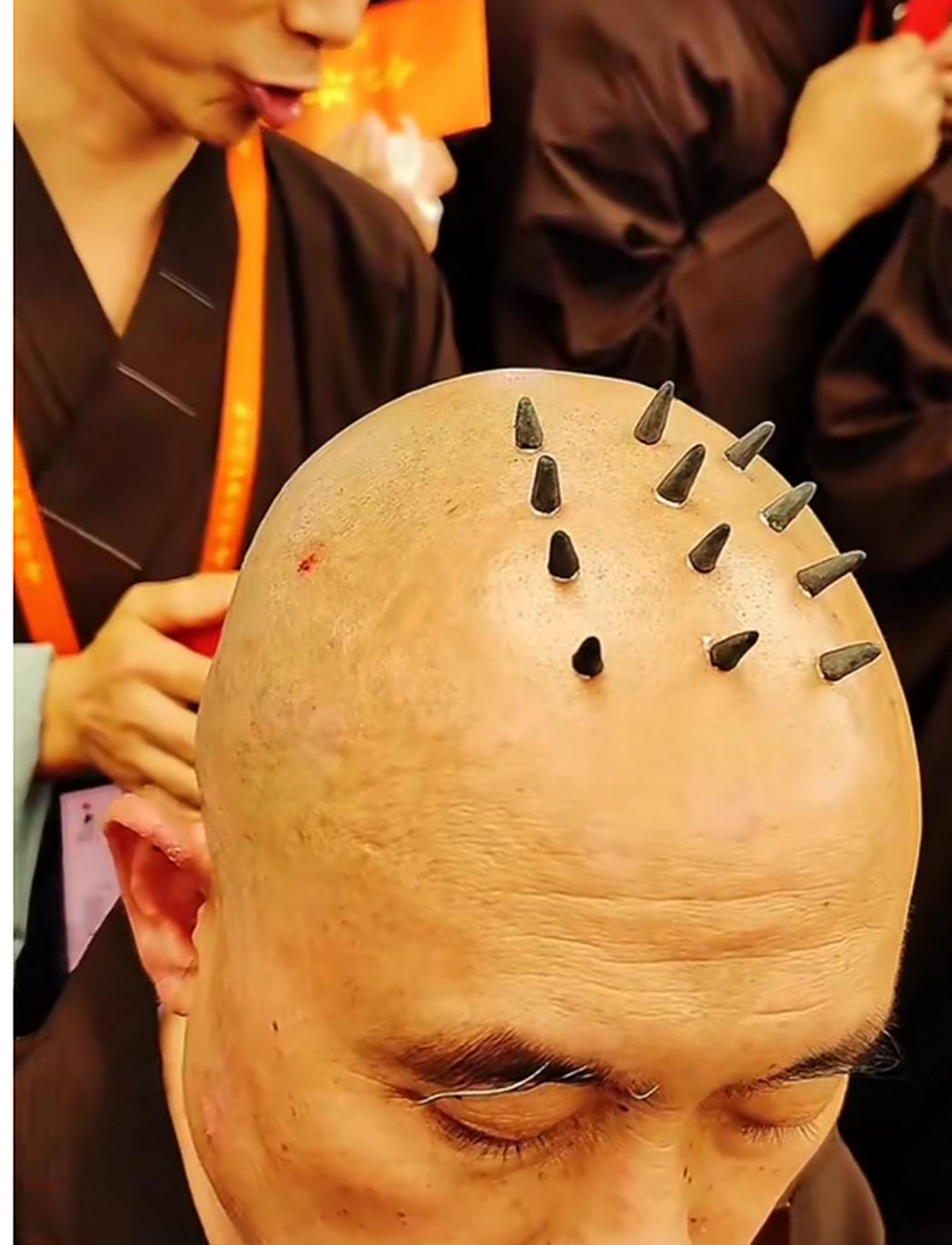 出家人,头顶的戒疤,原来是这样弄得啊?