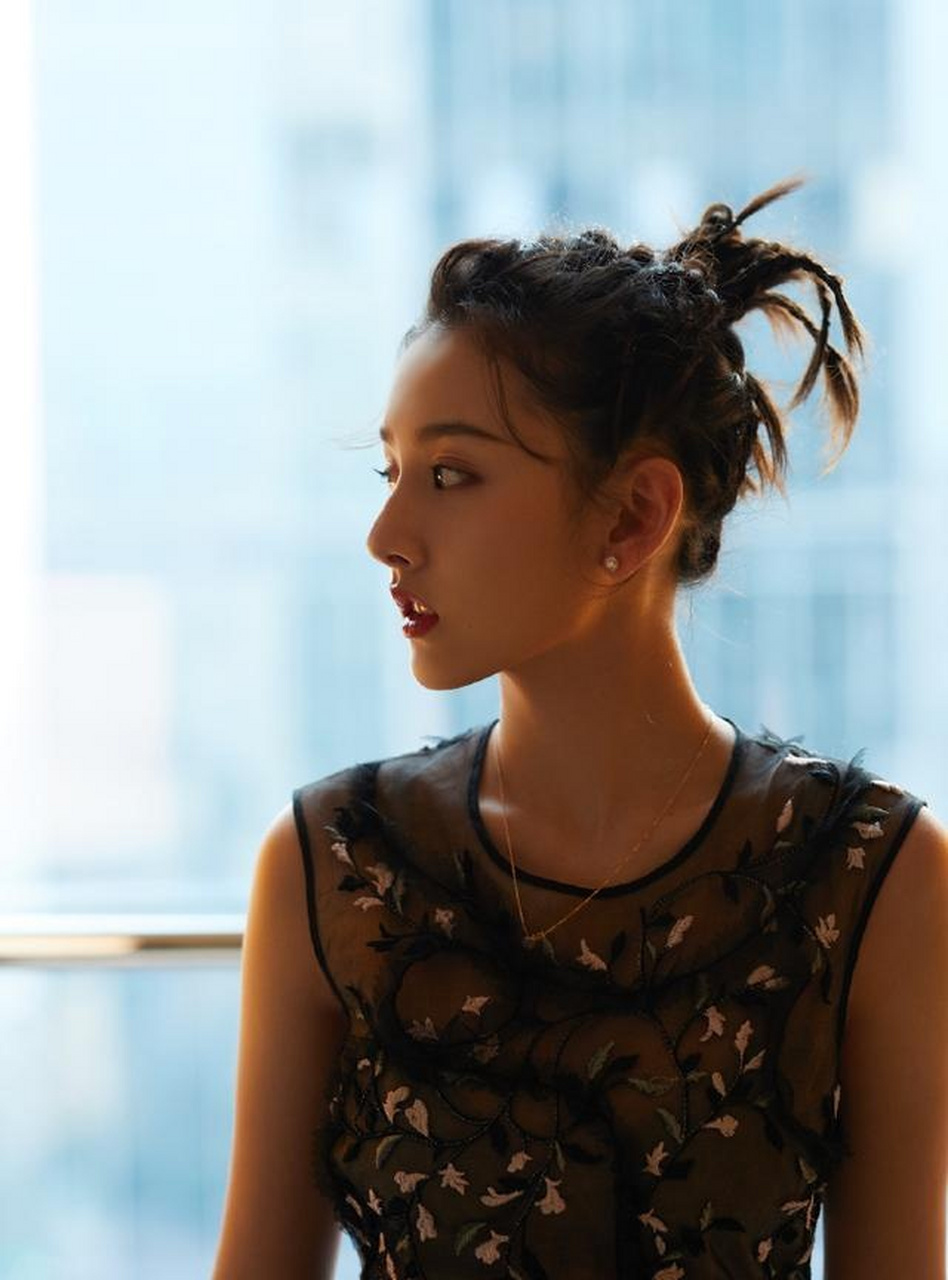 近日,宋祖儿在参加某活动的时候,将短发高高束起,几个短短的脏脏辫让