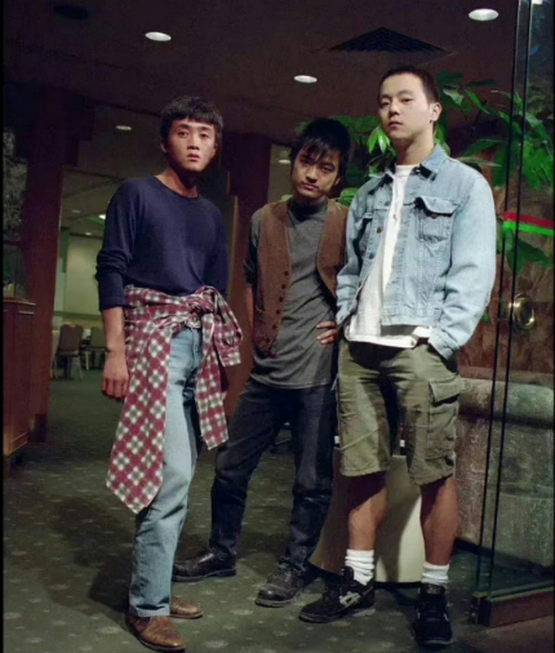 在红磡体育馆开演唱会的窦唯 67 那时候的都为还是很时尚的,就是