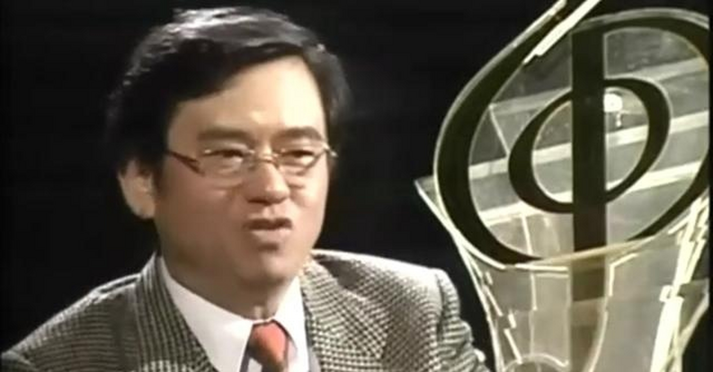 曾经为《风继续吹》填词的郑国江老师这样评价过张国荣,他说哥哥非常