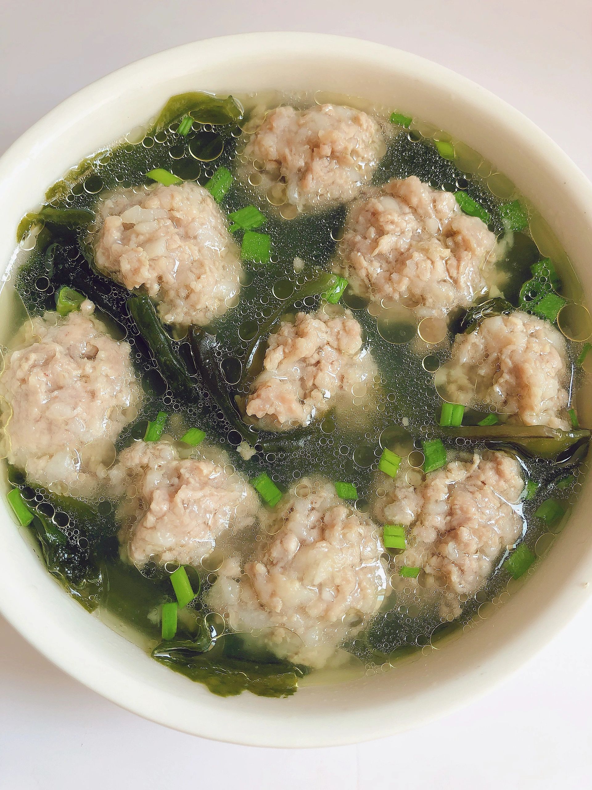 入秋降温了,给孩子做了这道裙带菜山药牛肉丸子汤,汤鲜肉嫩,养胃又