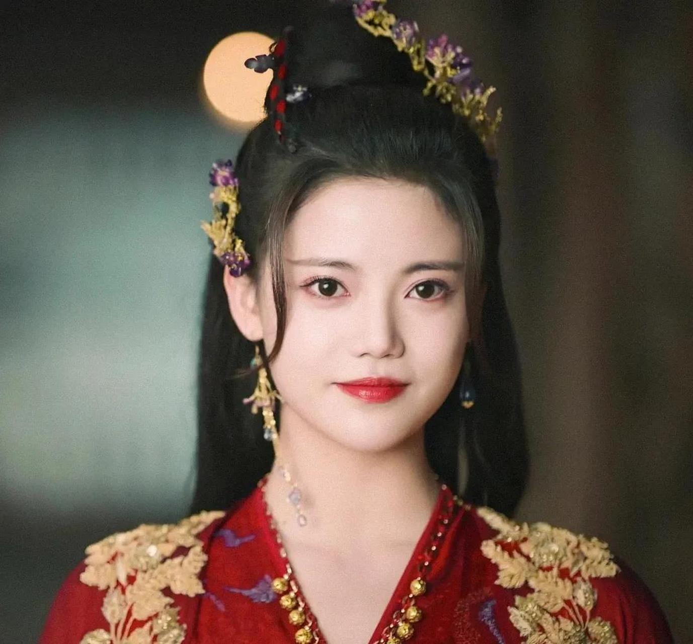 被传定妆诈骗的《长月烬明》,女三孙珍妮绝对是差距最小的一个,正片里