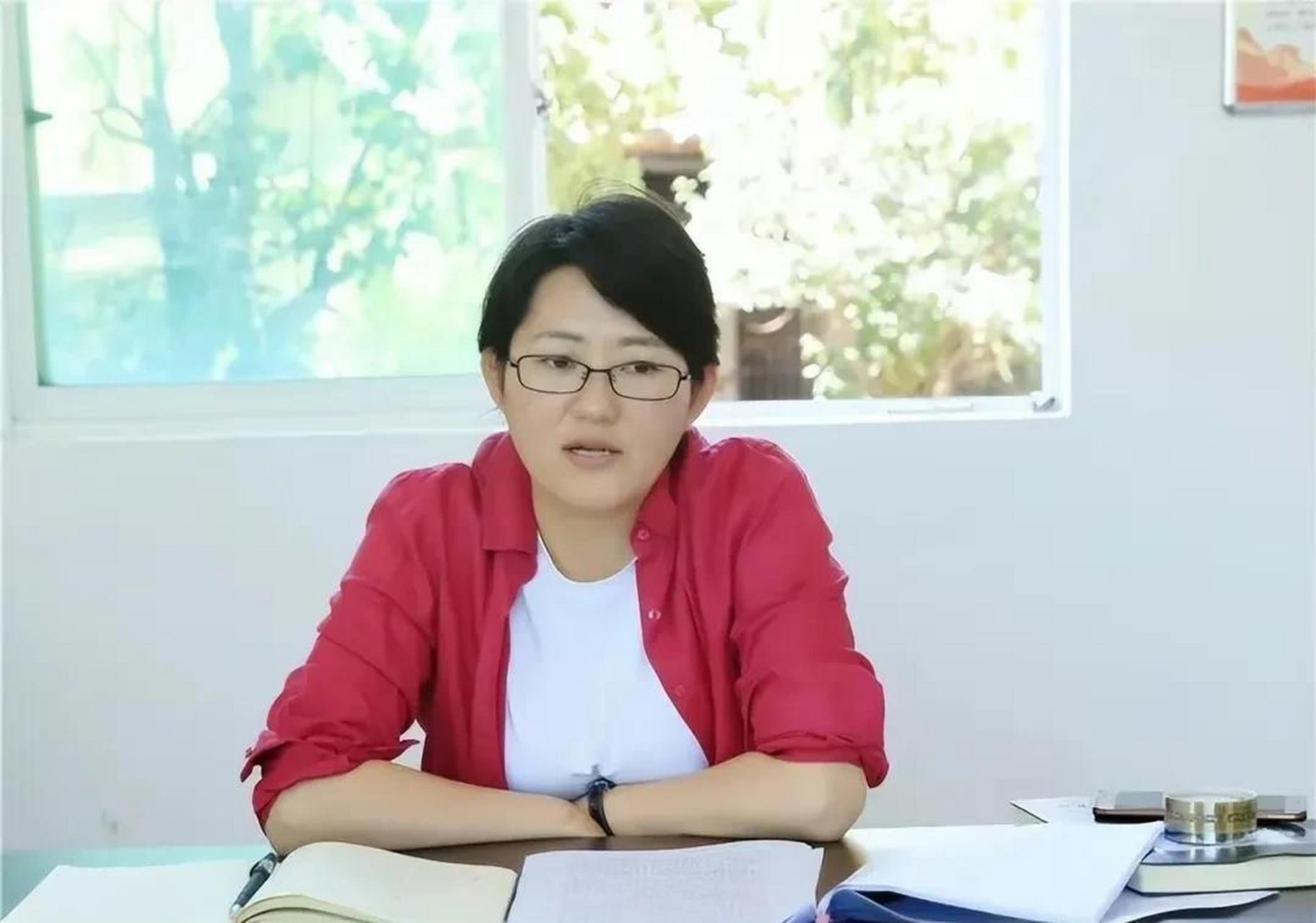 丽江市华坪县县长庞新秀,天生丽质,容颜照人.  但却有一副贪腐的心肠.