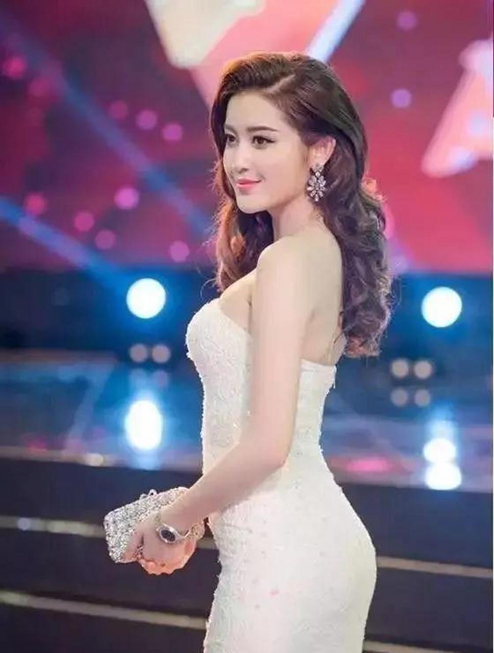 越南"第一美腿"陈小薇