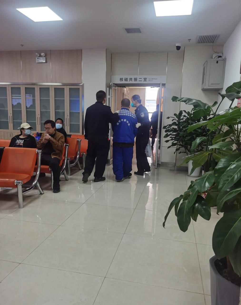 今天来医院办事,见数名干警押护一人,戴着手铐脚镣来看病,脚镣拖在地