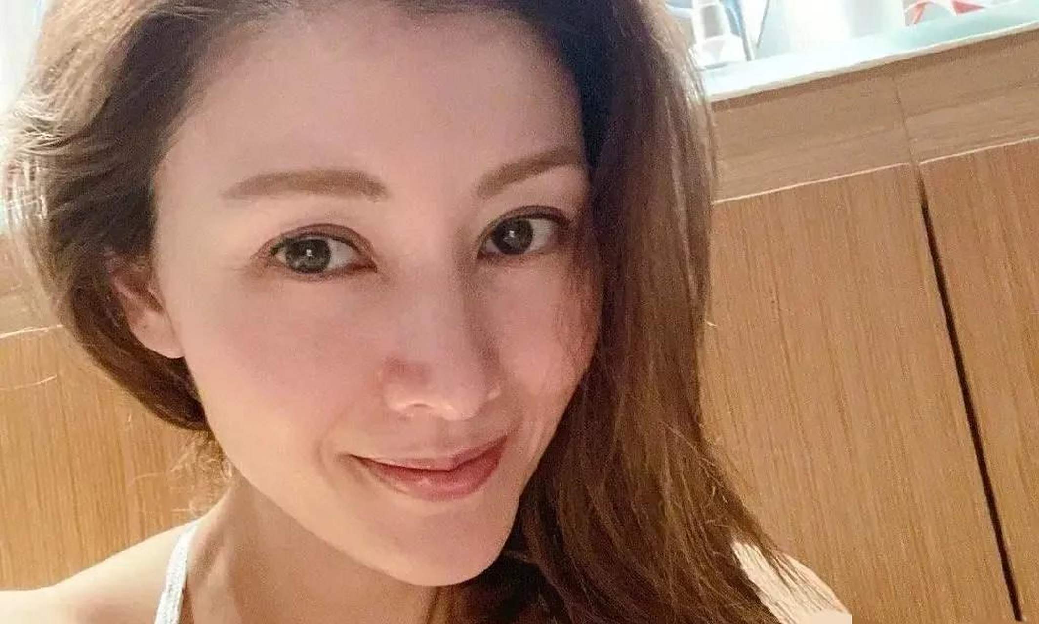 gif创作人# 6月26日,一代女神李嘉欣穿泳衣出海大秀腹肌和长腿,分外