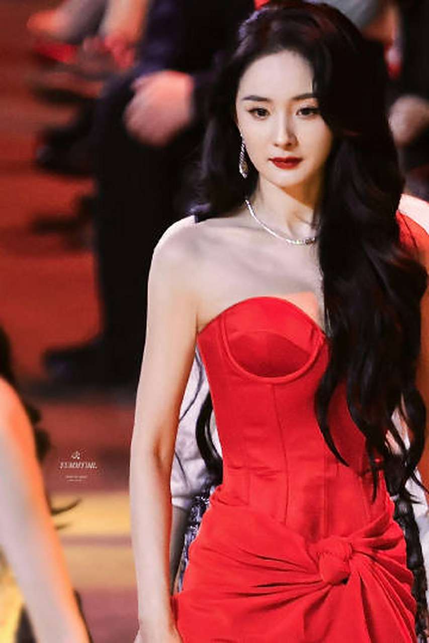 杨幂,部分红毯造型盘点 冰川玫瑰,黑天鹅,红玫瑰~ #杨幂# #穿搭