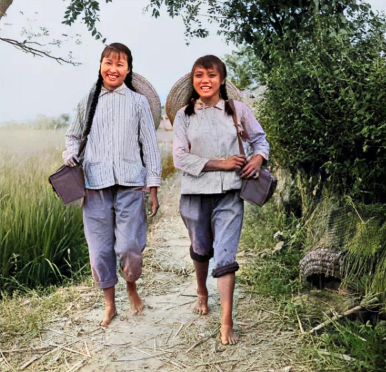 当时,很多赤脚医生的身份还是农民,他们背着一个简单的医疗工具箱