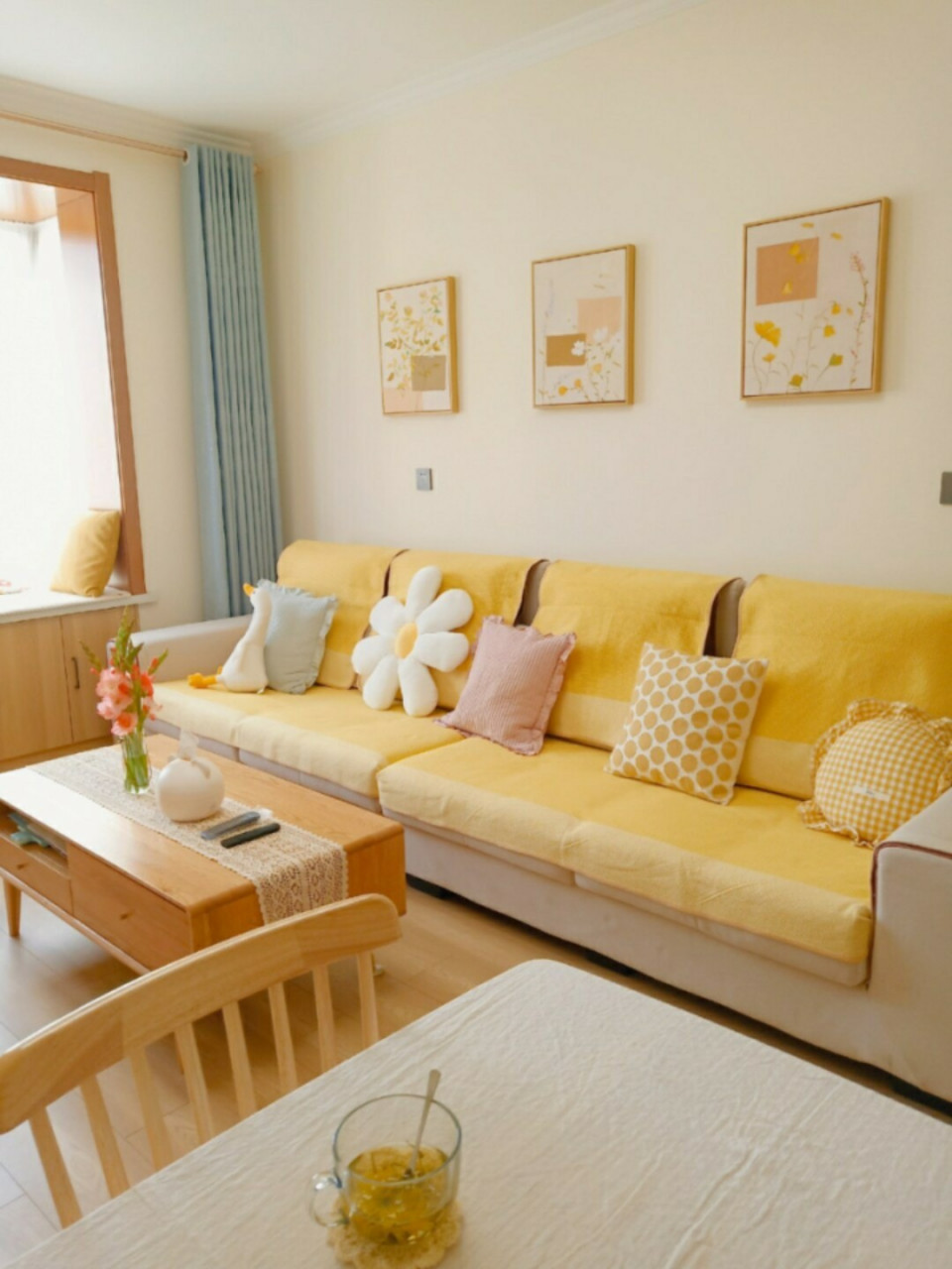 记得来我主页看看哦      墙面是多乐士的皓白象牙色,沙发来自于本地