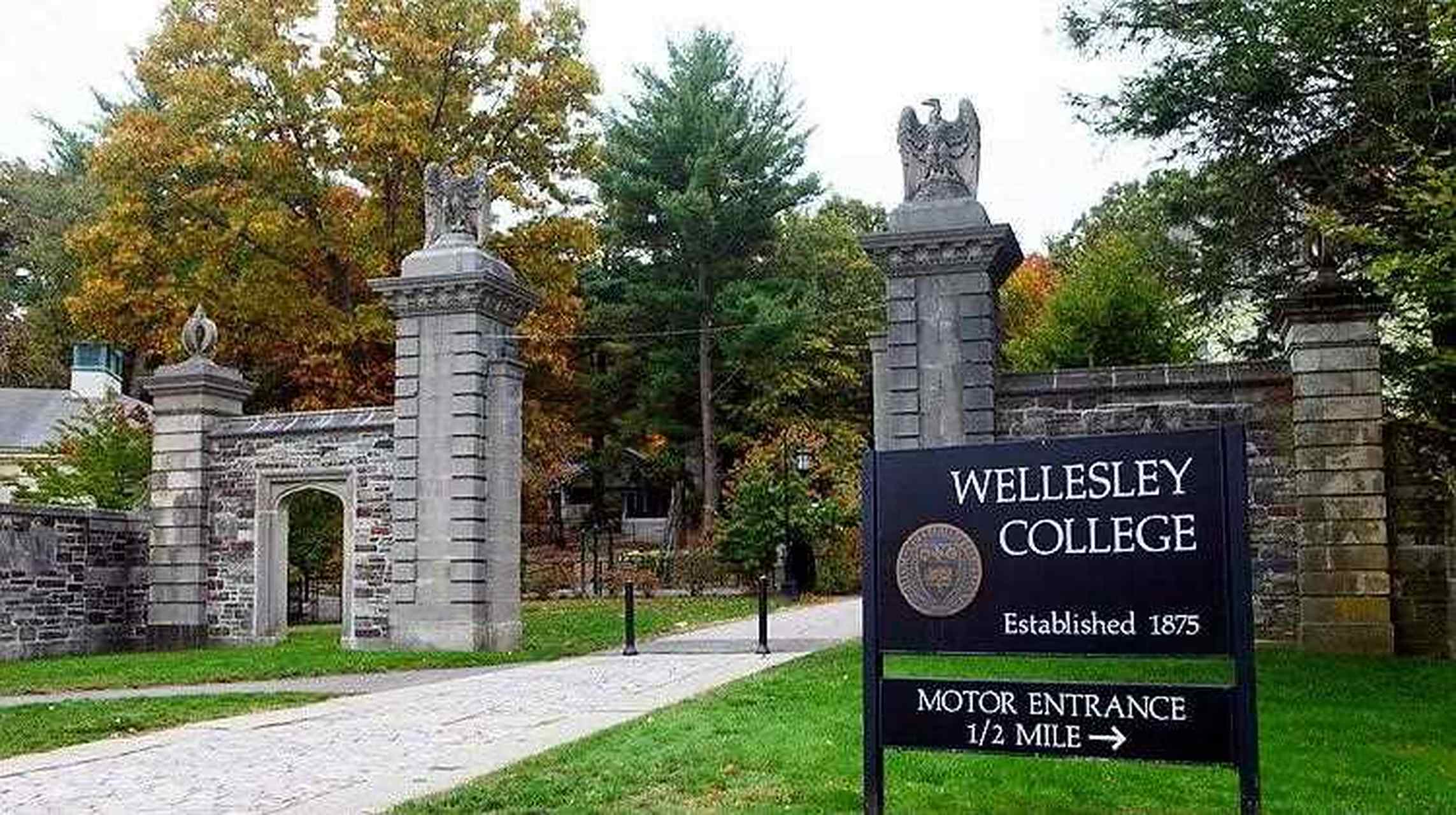 【探秘卫斯理女子学院】 在波士顿期间,我俩专程去了卫斯理女子学院.