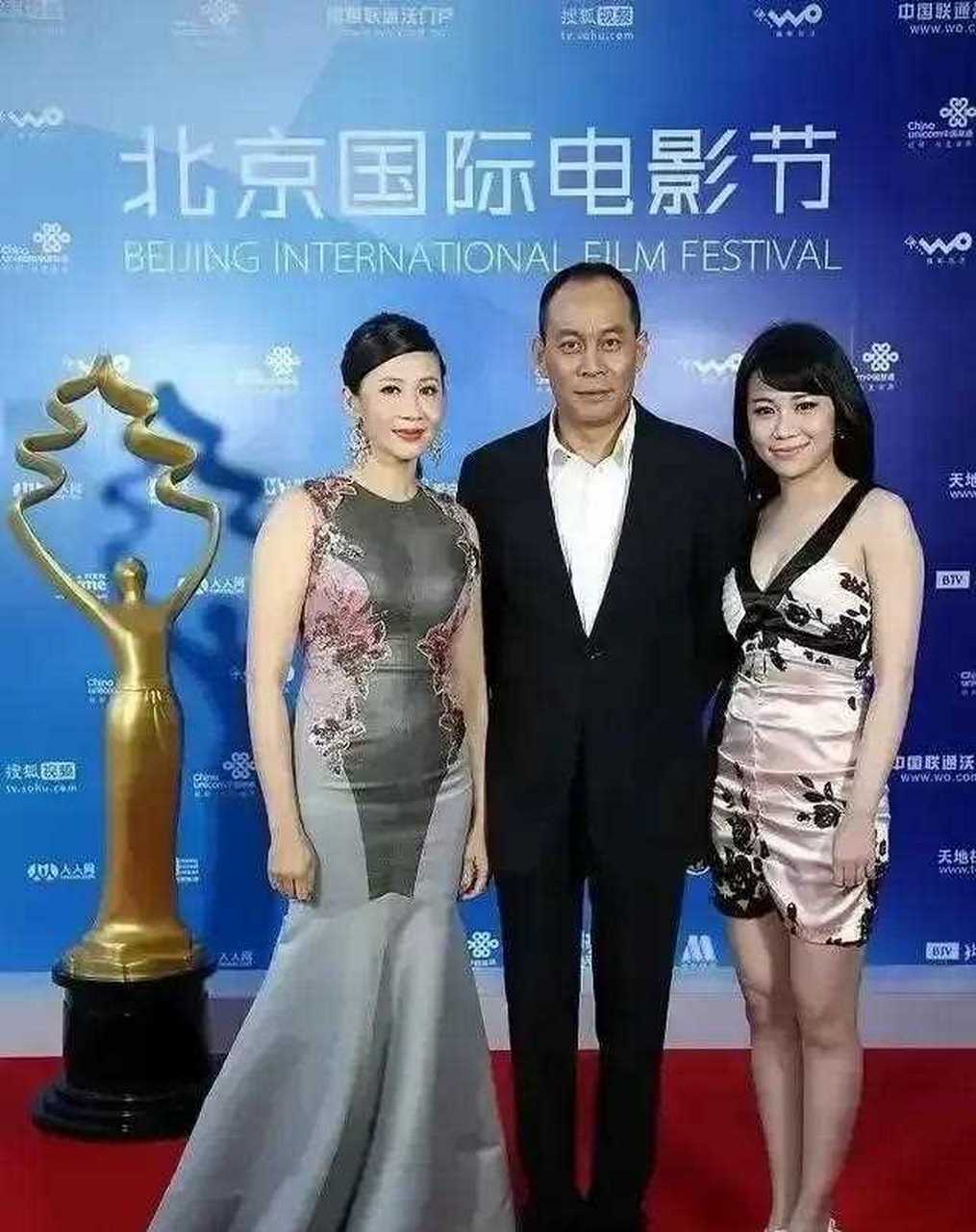 陈炜张光北张思乐一家人亮相某颁奖礼的红毯,妈妈没有女儿的身材好