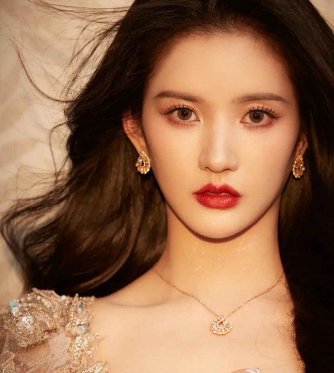 刘些宁金色宫廷风长裙甜美可人,仙气飘飘,自然灵动