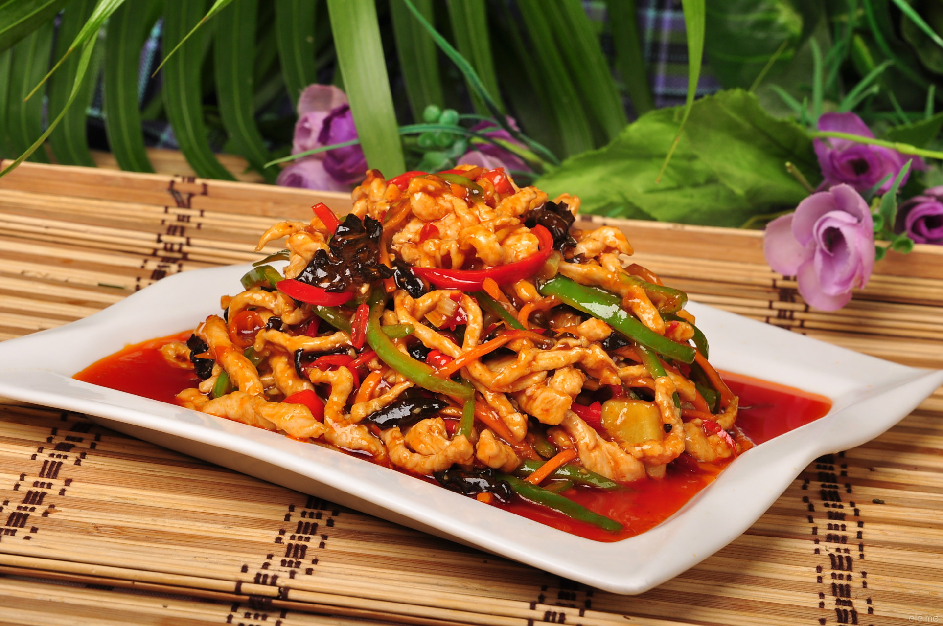 鱼香肉丝是一道著名川菜,其咸鲜酸甜兼备,葱姜蒜香浓郁,其味是调味品