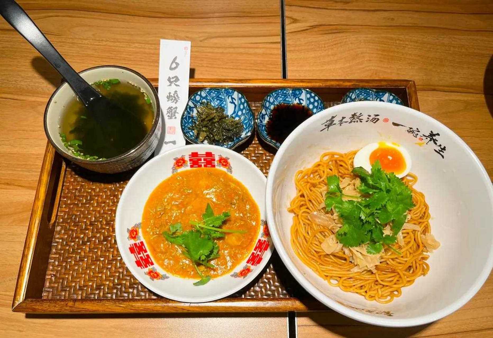 来和府捞面吃个蟹黄面 再来个免费的面和汤 只有六只螃蟹的黄,感觉没