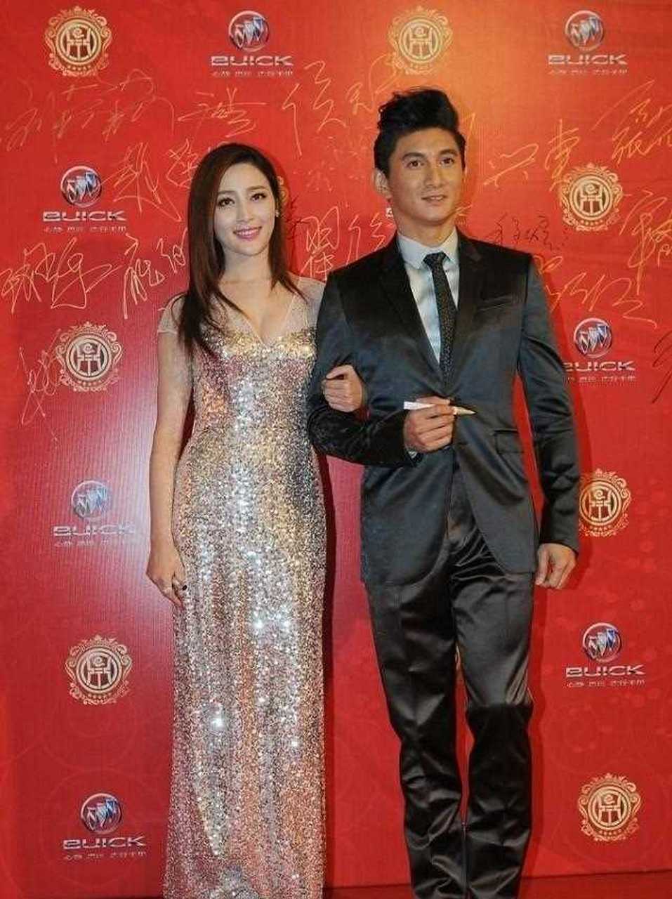 [白眼] 活动现场的甘婷婷留了一头中长发,画着精致的妆容,耳朵上的大