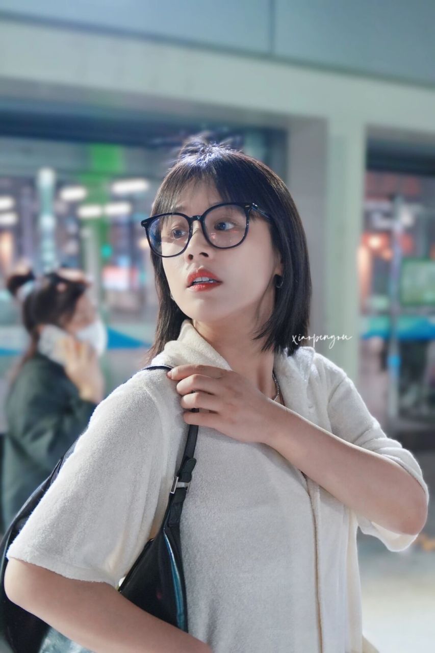 马思纯 9月13日机场街拍 短袖衬衫下搭百褶裙配厚底凉鞋, 青春活力且