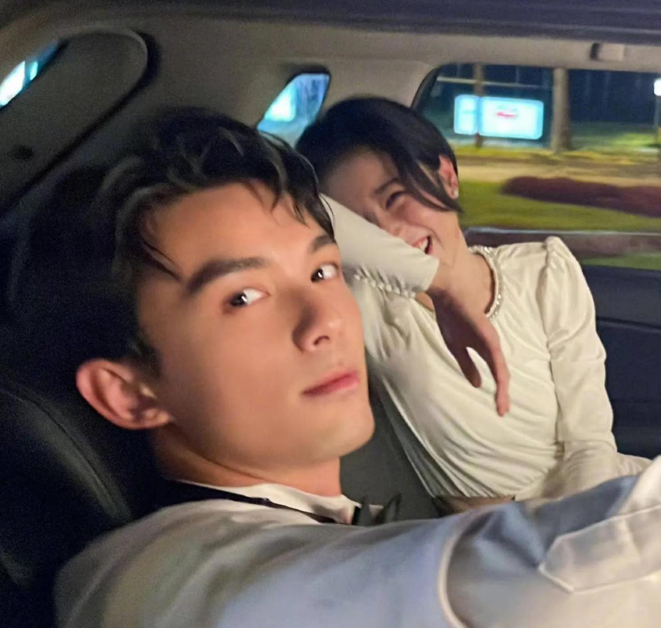 吴磊和女明星周雨彤车内自拍,两人的表情好骄傲啊,气质也非常好,有种