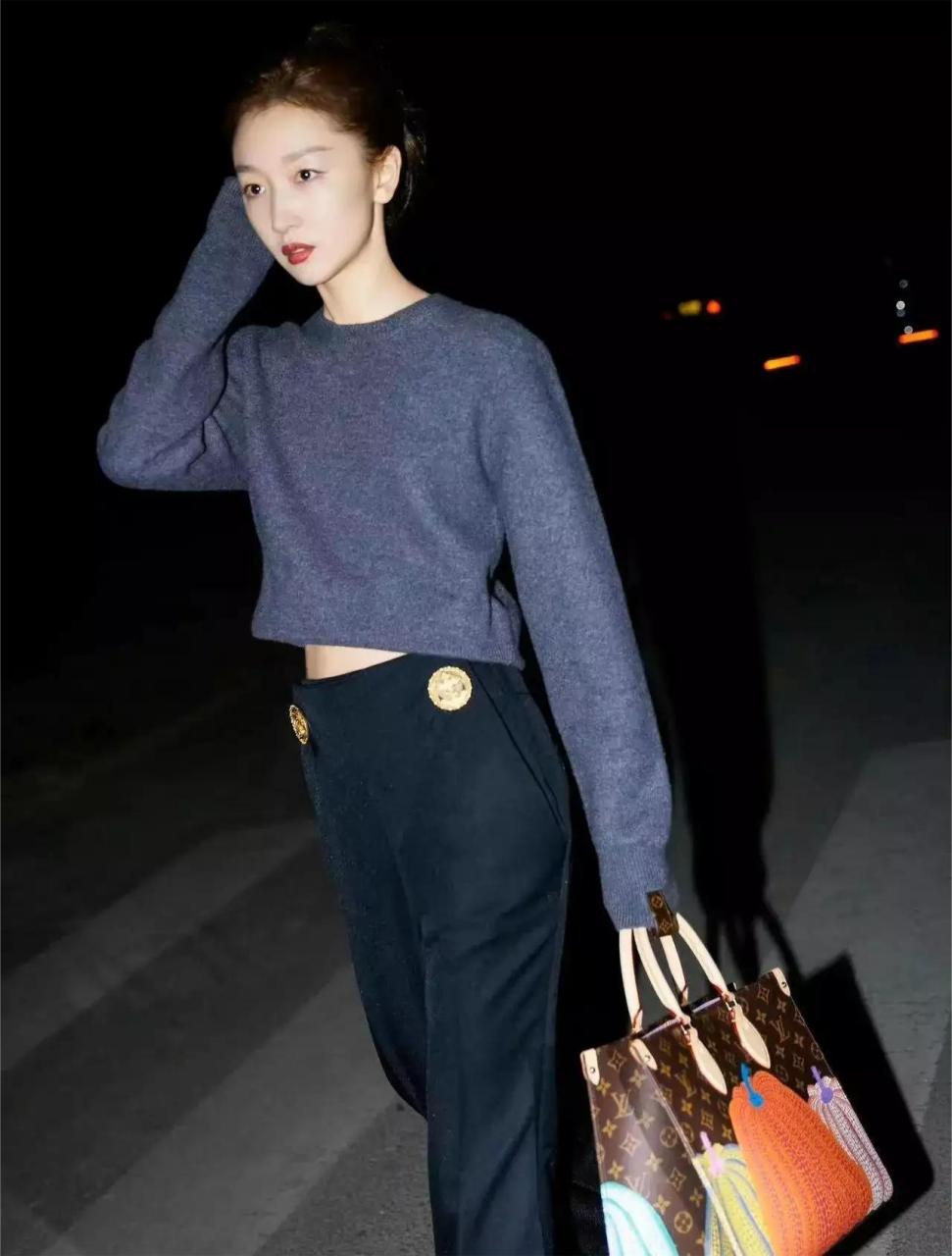 周冬雨衣品太好!穿灰色毛衣搭阔腿裤身材火辣气场强大,影后威武