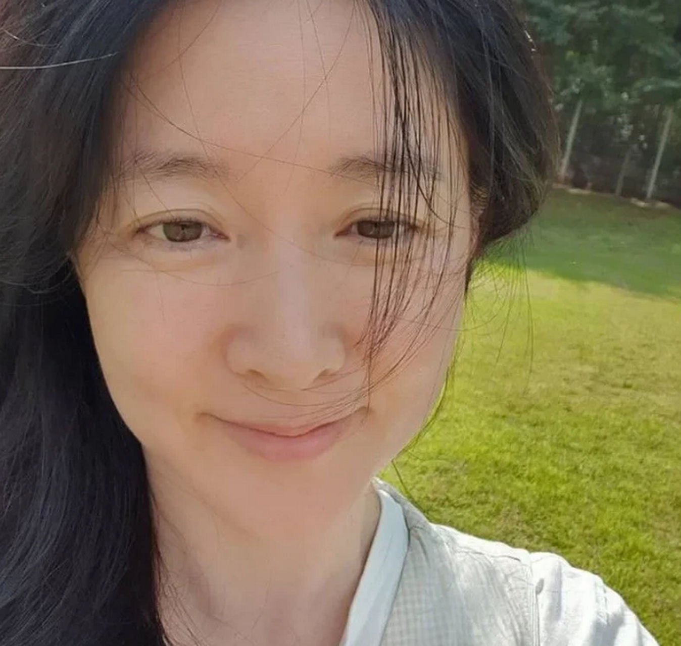 51岁的李英爱也越来越喜欢素颜了.也许和她老公有关系,毕竟老公71了
