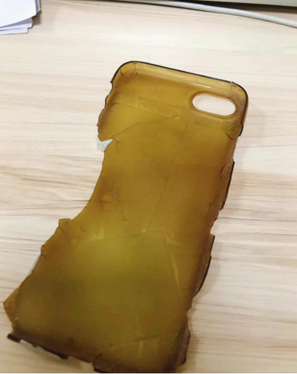 这手机壳质量不好,才用了3年就坏了.