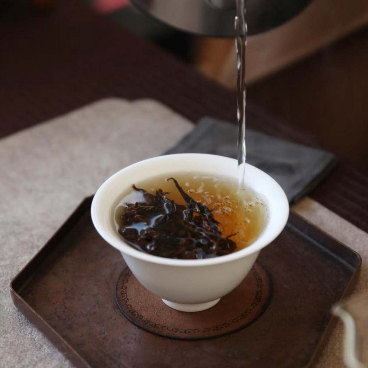 有茶友问,晚上喝了一杯茶,突然睡不着,失眠了?这与喝茶有关吗?