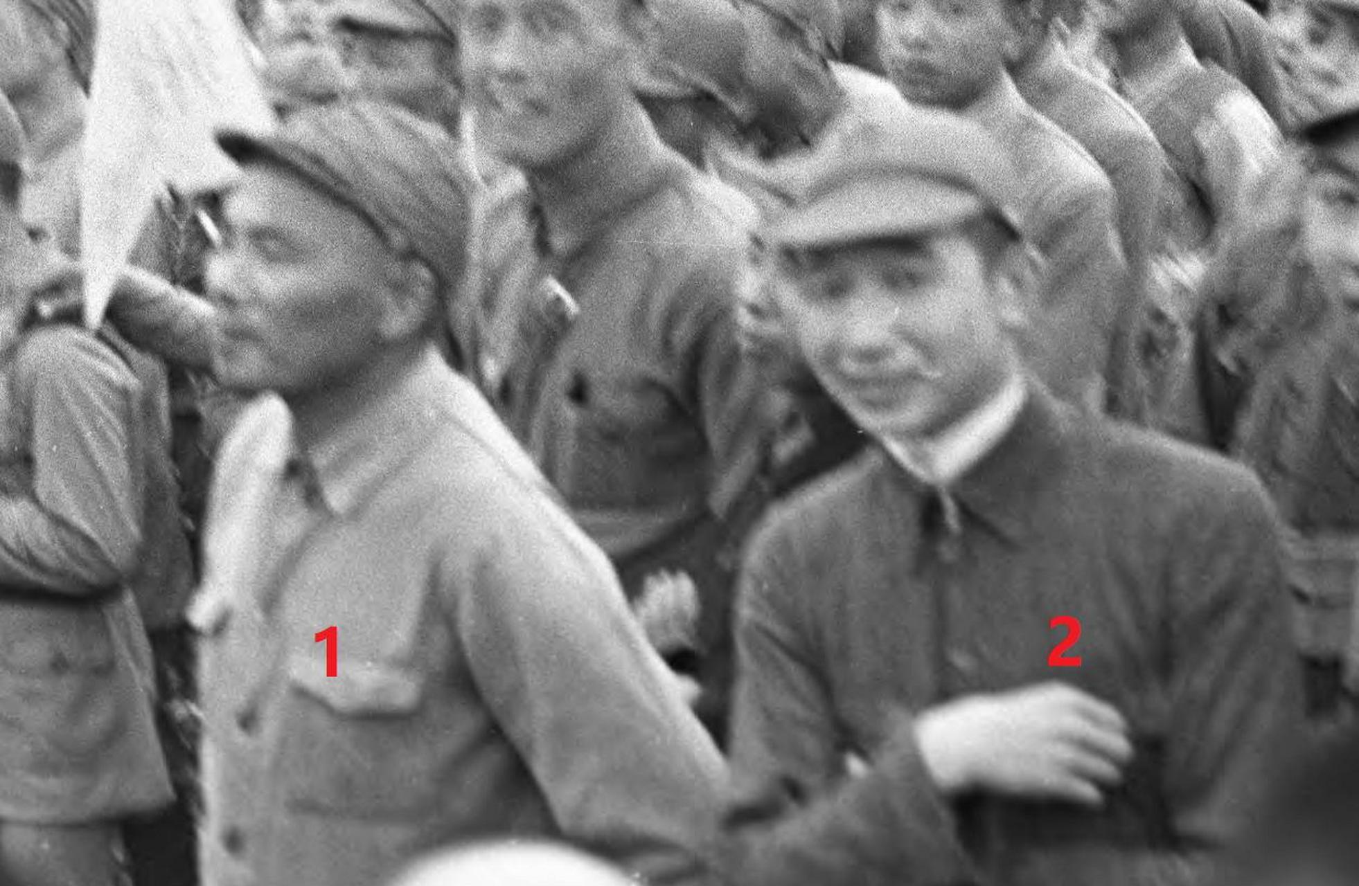 1937年,摄影师在八路军大会上拍摄到的2名八路军士兵.