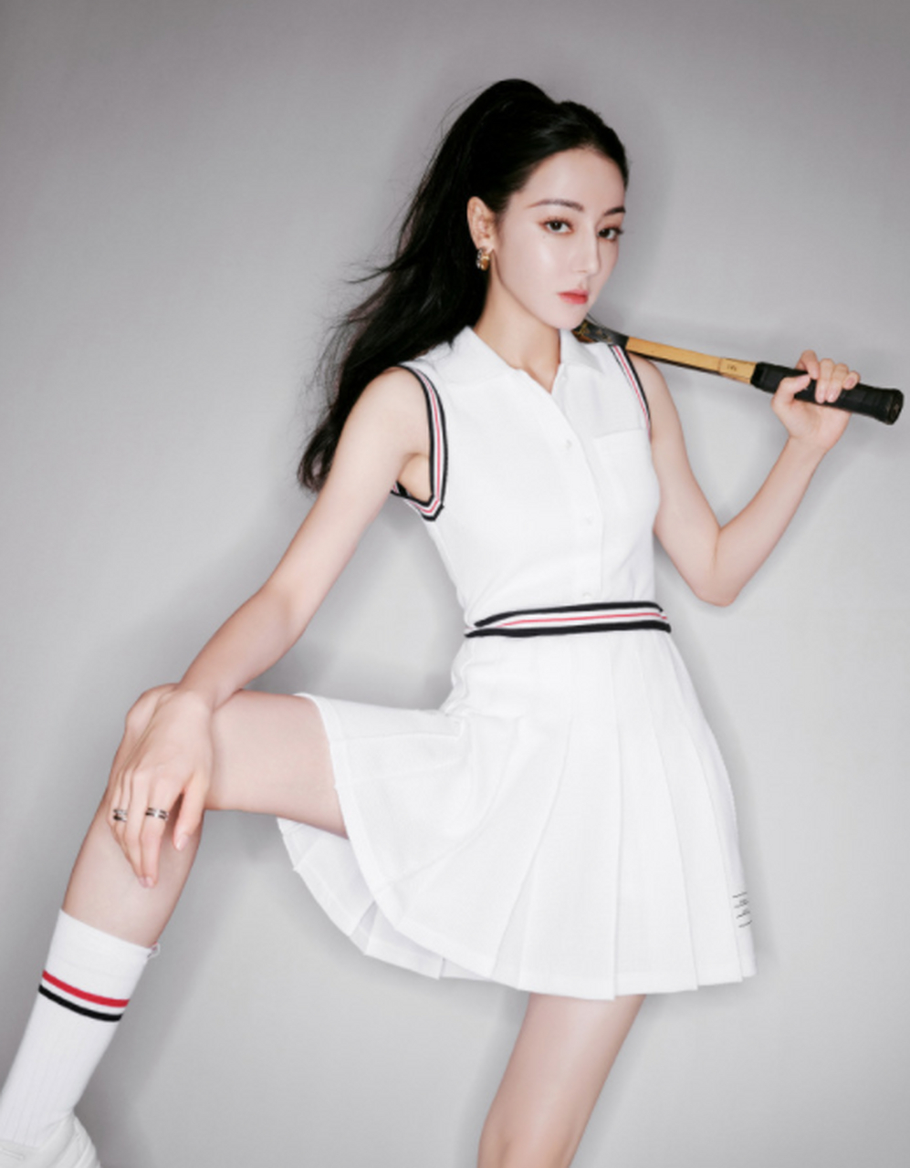 迪丽热巴的纯白色运动套装,真的是元气满满.