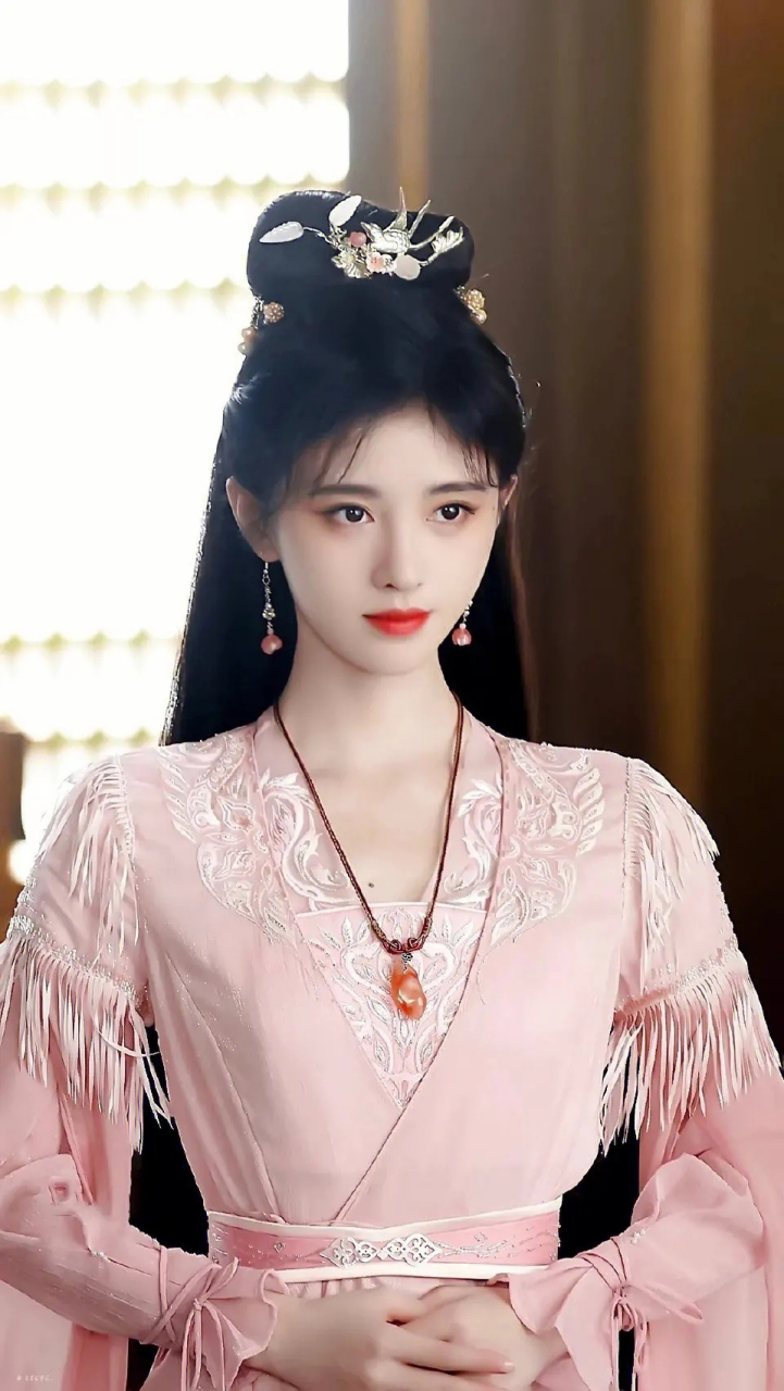 鞠婧祎的《花戎》对她有加成吗?