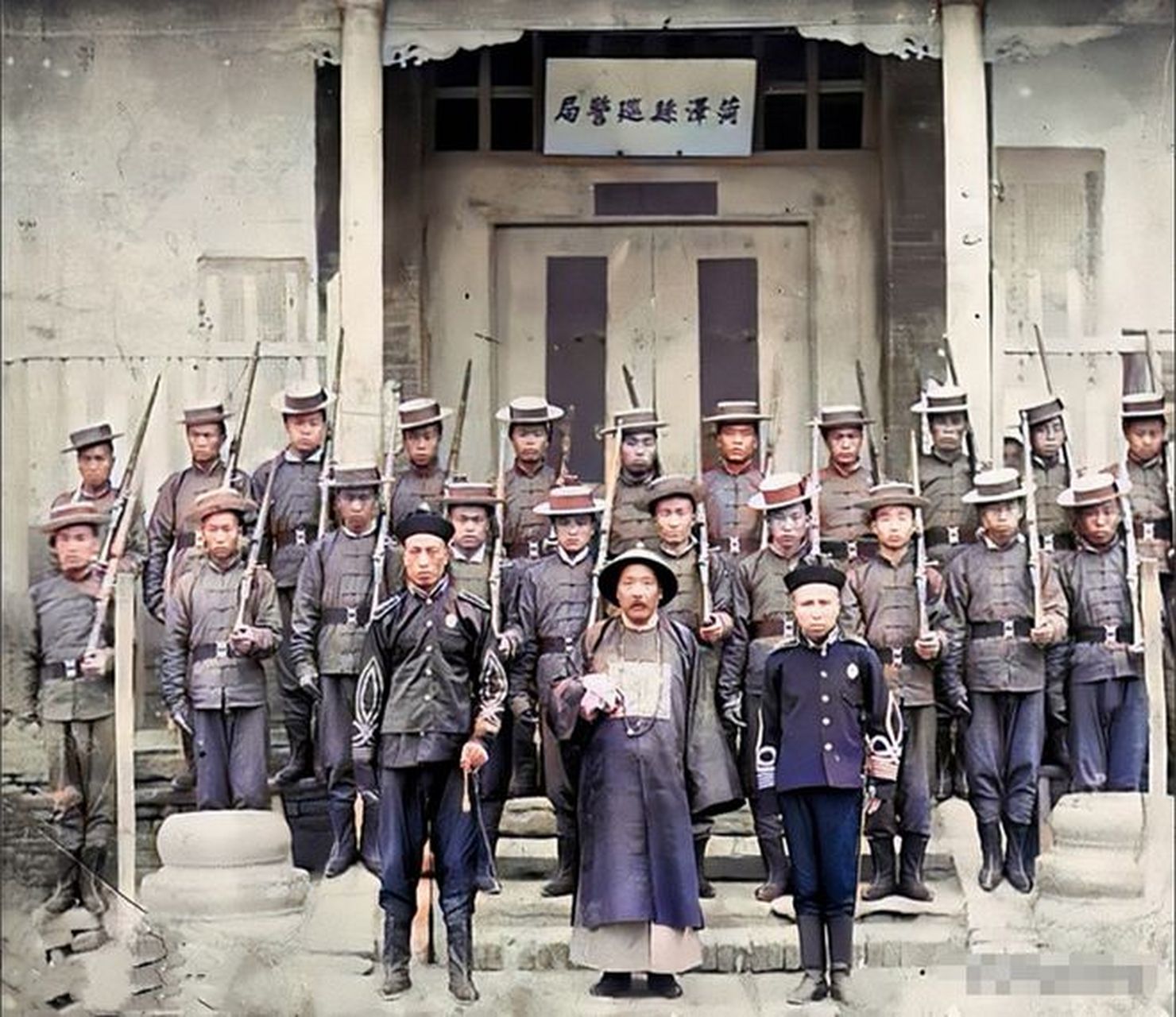 这张1905年的合影记录了清政府设立的巡警局在荷泽县的情况.作为全国