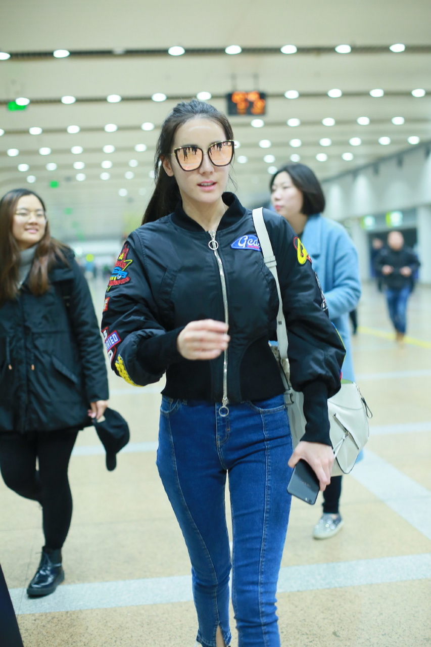 星闻#  迪丽热巴机场紧身牛仔裤,不仅腿长,这个气质也是绝了!