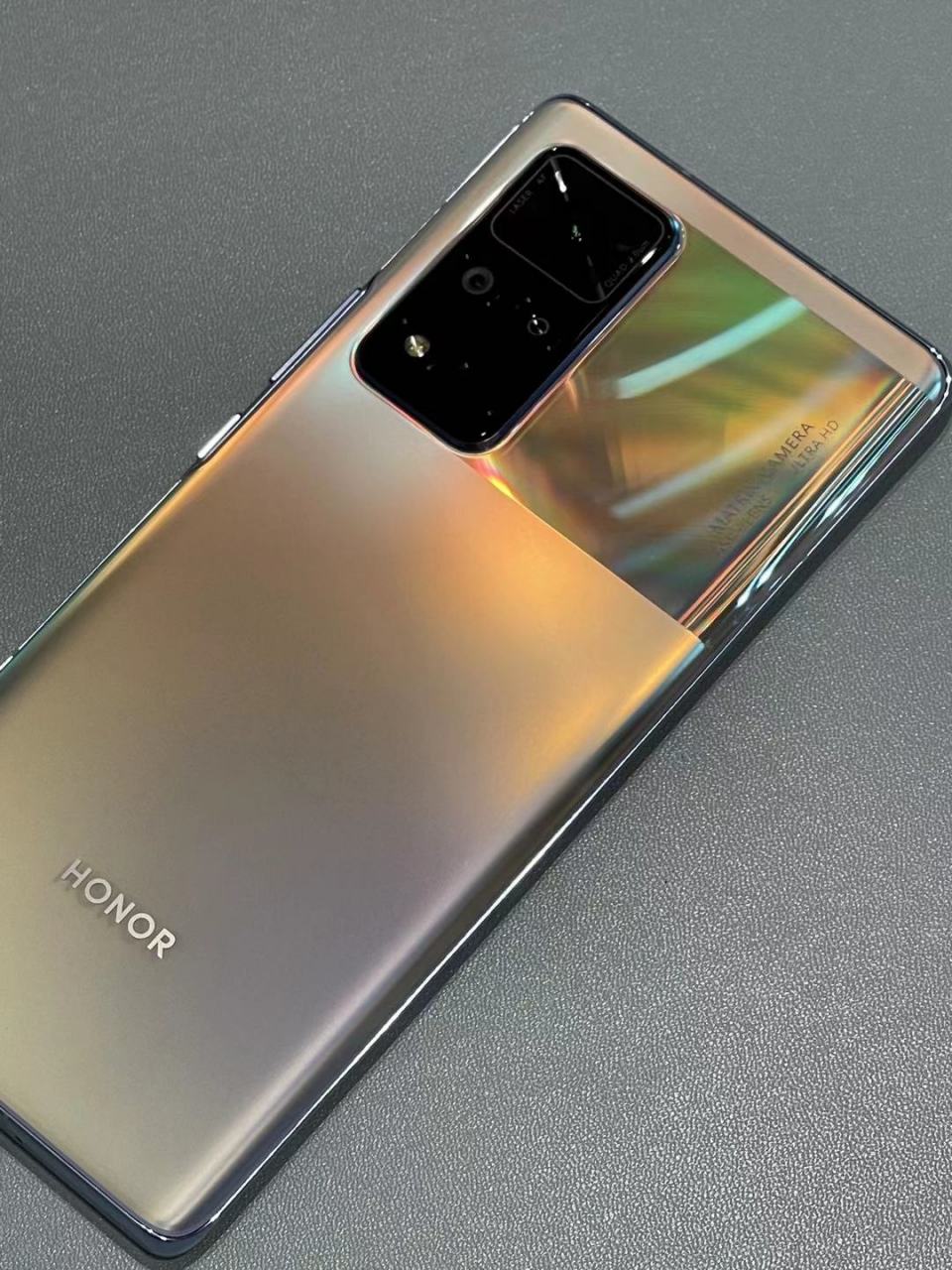 荣耀v40真机图来了,看了这外观是不是商务风十足,独立出来的荣耀,v