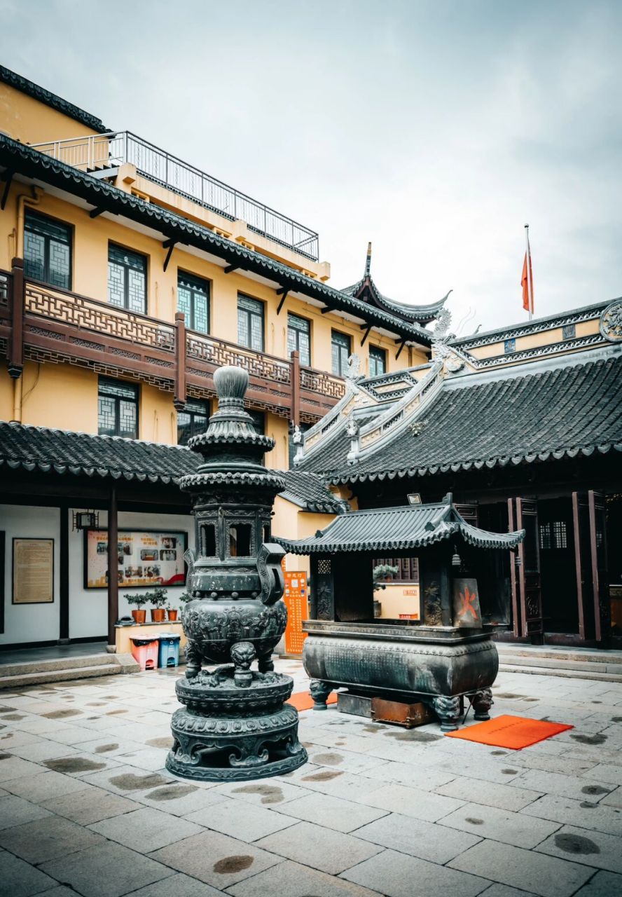 沉香阁,又名慈云禅院,是一个以供奉沉香观音而闻名的古建筑.