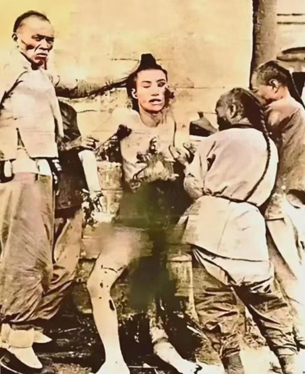 1905年9月24日,北京正阳门火车站,27岁的吴樾被炸弹炸得腹破肠穿,手足