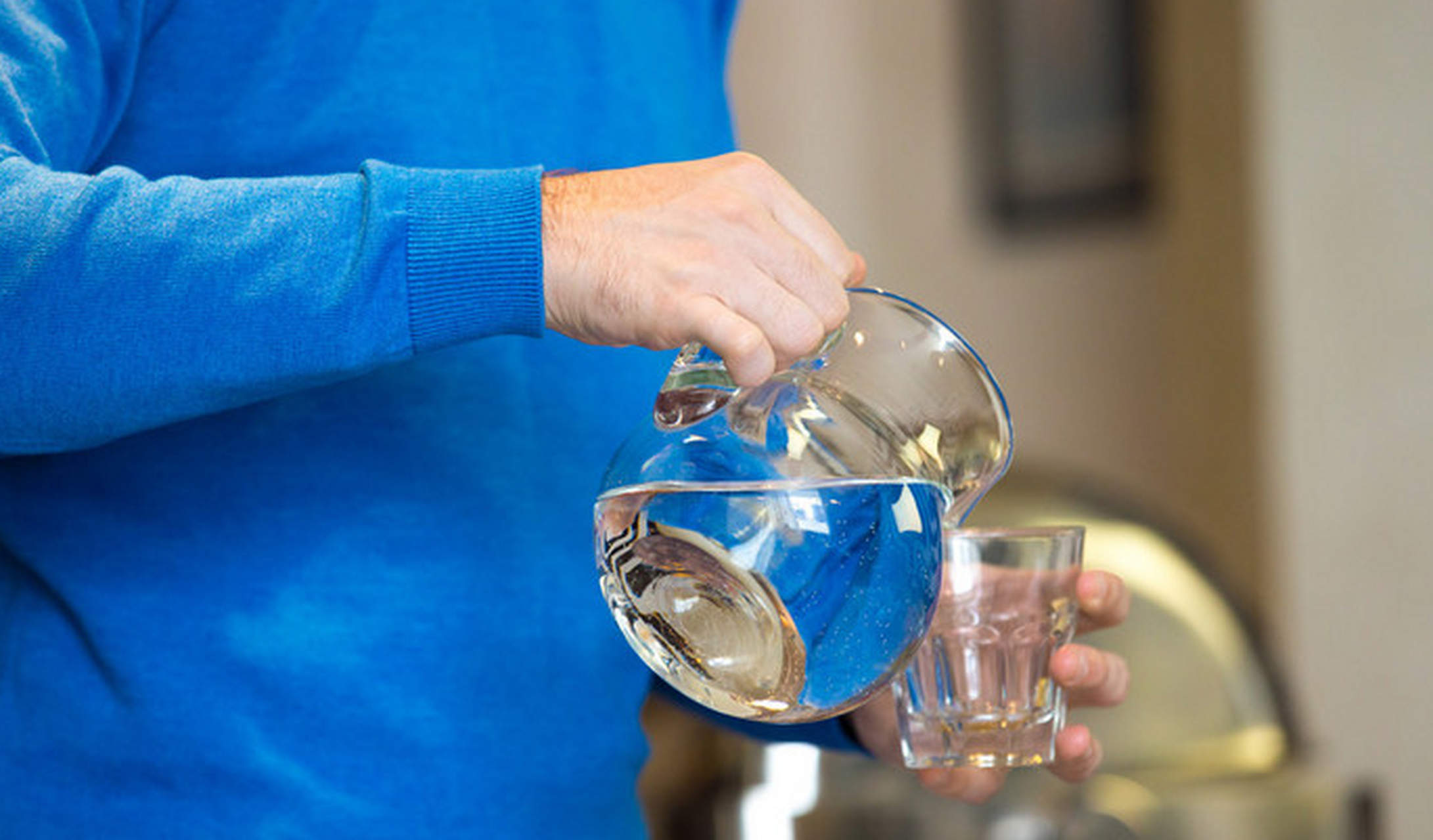 公司回应员工因给客户倒水太满被开除# 3月13日,小亚大学毕业后入职