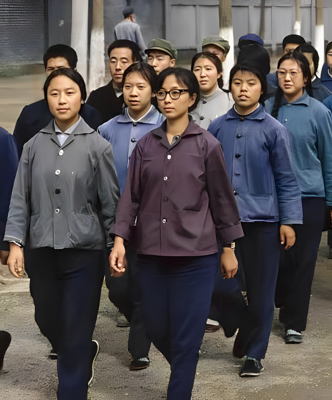 20世纪60年代,一名年轻女子在美国纽约的海滩上骑着骡子.