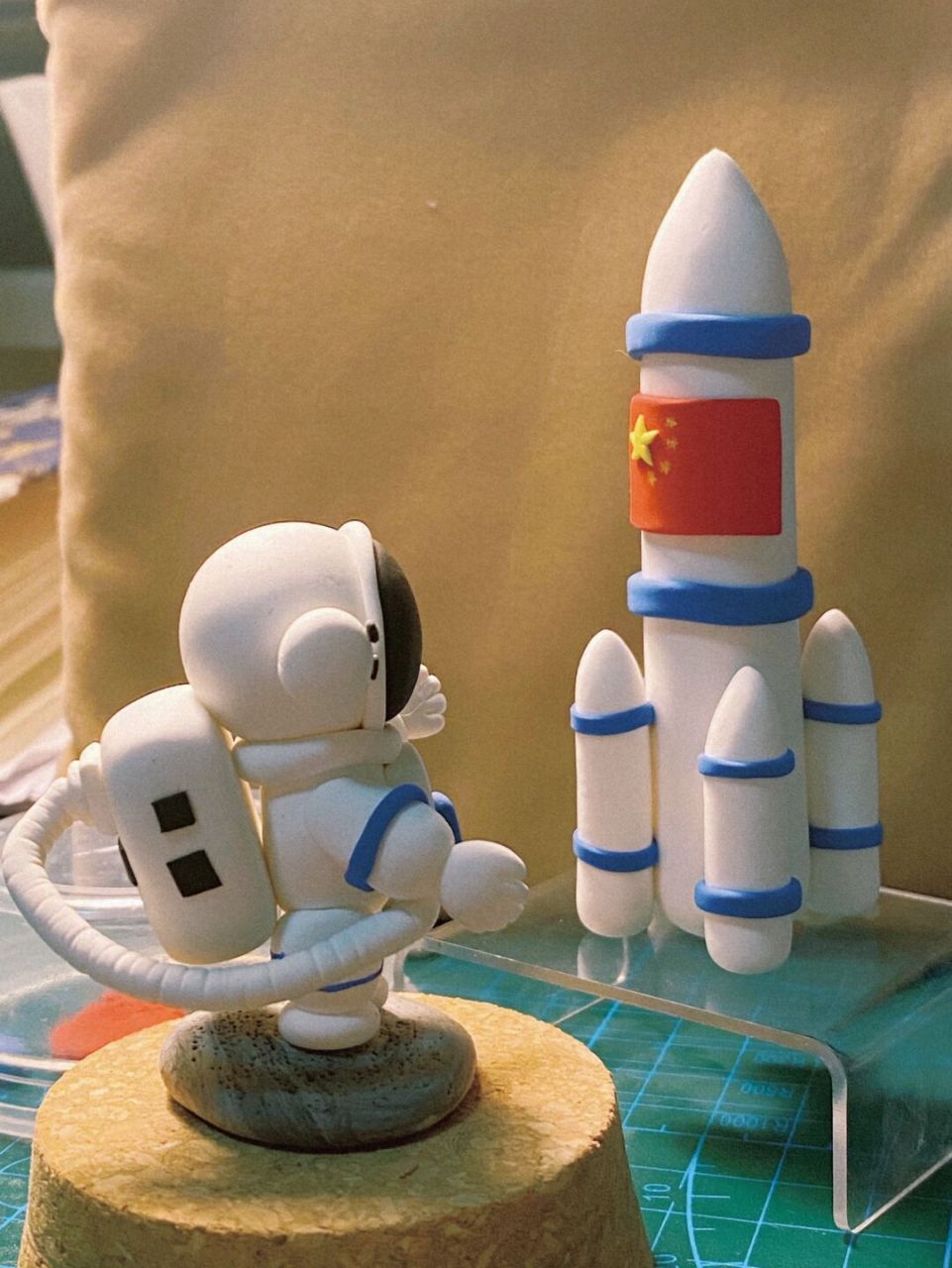 塑造梦想 黏土问天  当我与孩子们一起探索太空的奥秘时,我们不禁对这