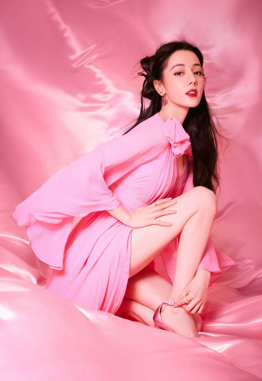 迪丽热巴真粉色芭比红唇