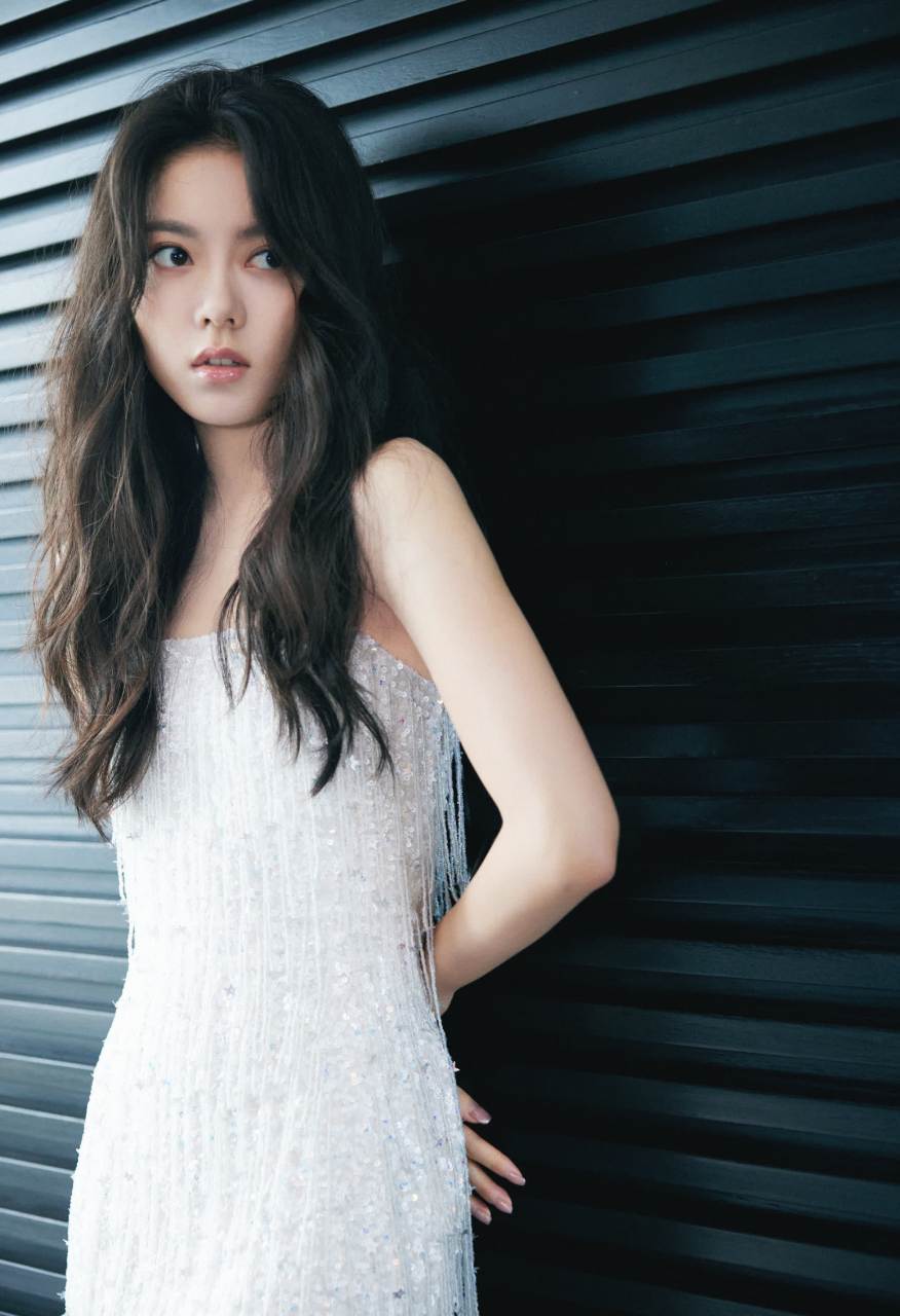 赵今麦白色流苏抹胸裙造型写真