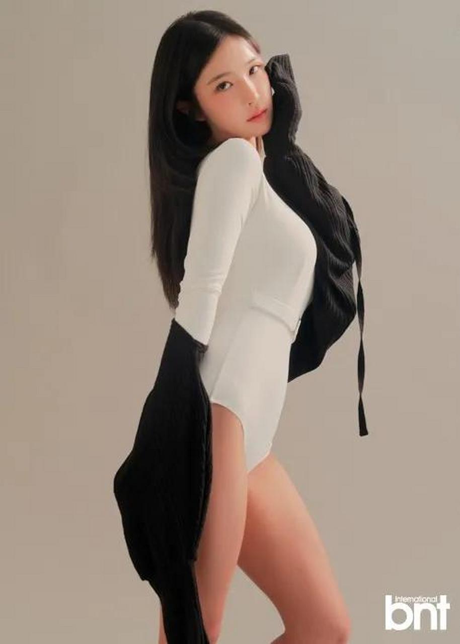 韩国女团成员赵贤荣妖艳写真!魔鬼身材性感魅力撩人