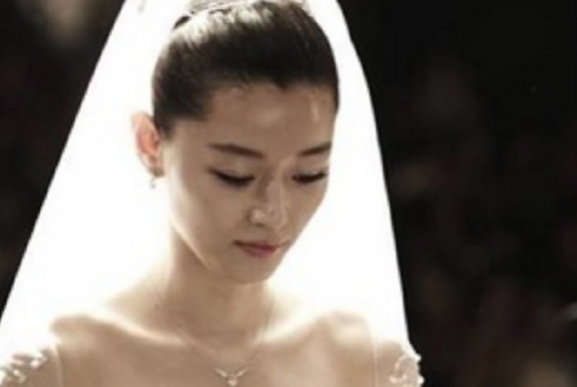 全智贤 11年前结婚现场照片,真的是可以hold住任何造型啊.