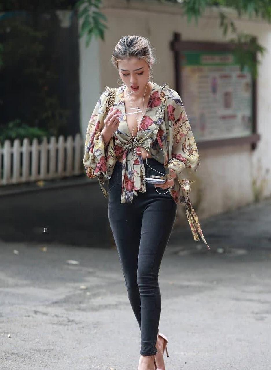 半透明外套性感挡不住,路人评论:穿衣风格真大胆
