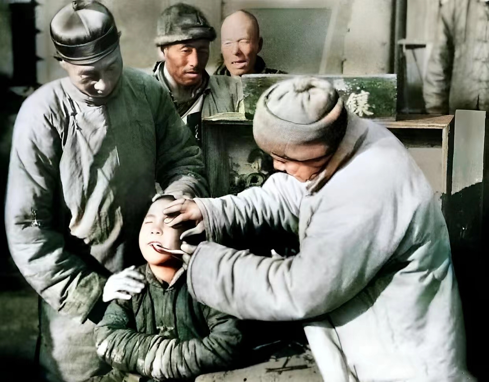 1897年,俄罗斯,一位正在给孩子拔牙的虎妈.