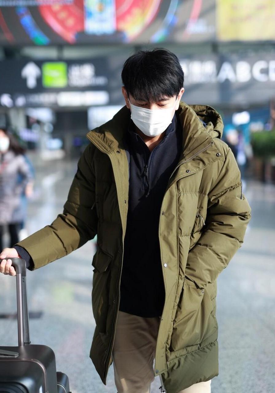 吴奇隆机场街拍 军绿色羽绒服 卡其色休闲裤 登山靴率性十足