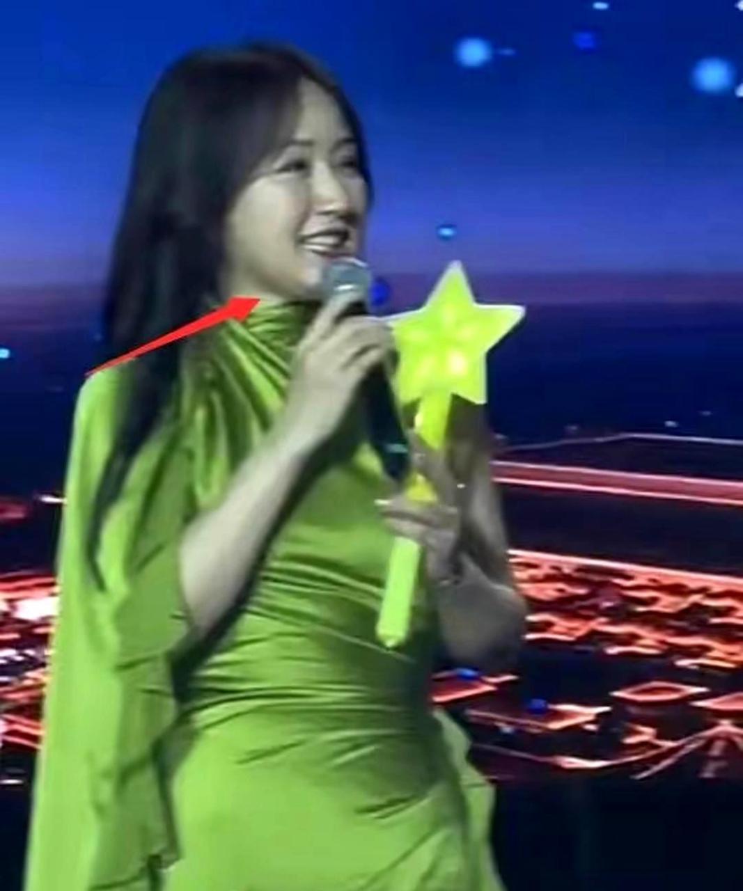 杨钰莹在商演中露面,她的小腹隆起引发了怀孕的猜测,但是经过对比精修