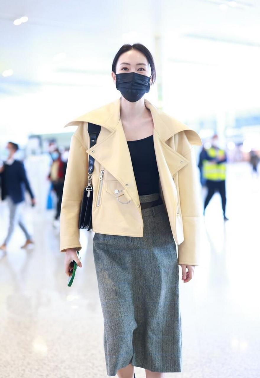 童瑶机场街拍,米色翻领皮衣 灰色毛呢半身裙,温柔亲切!