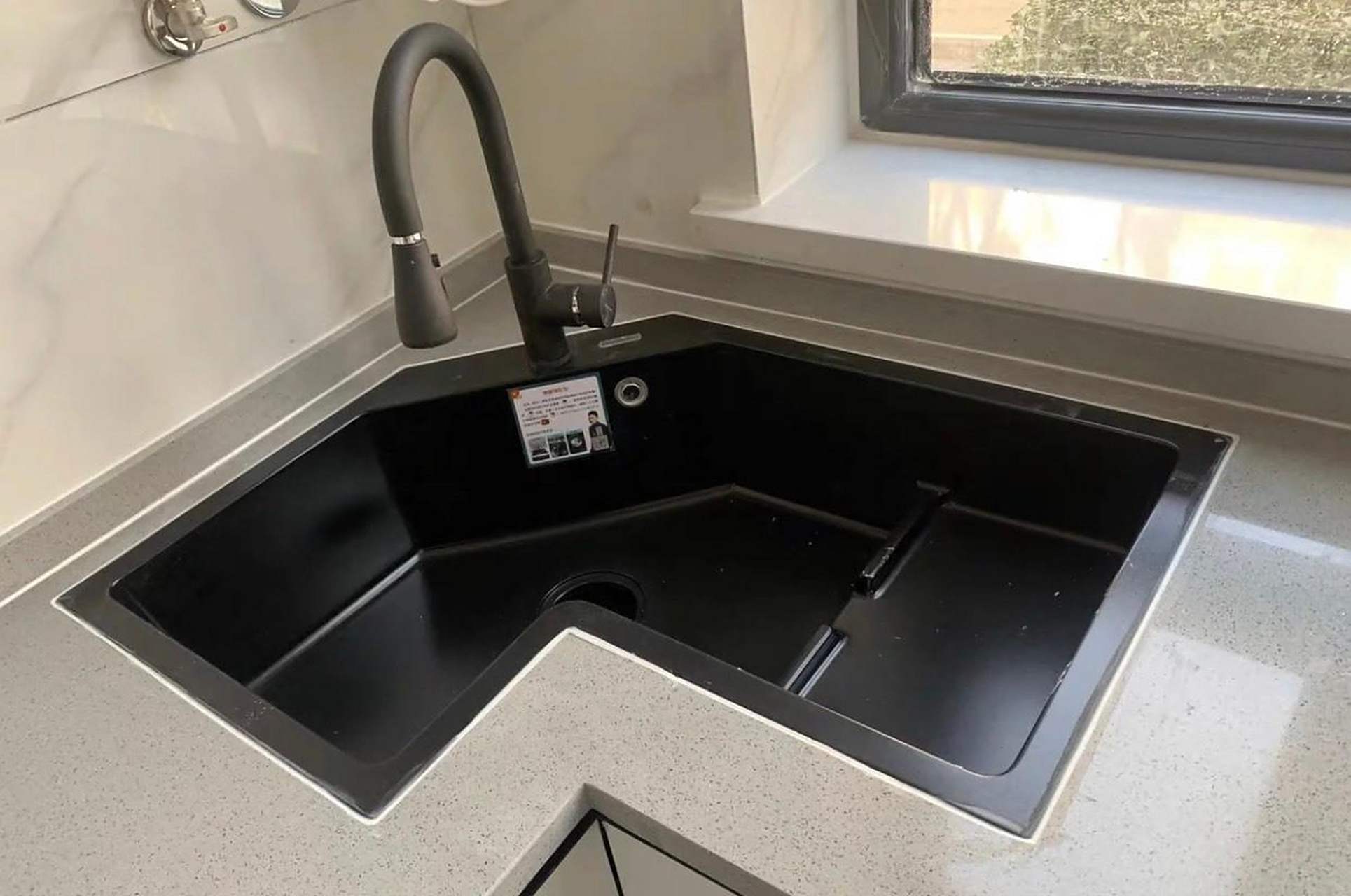 9797厨房拐角的洗菜盆火了! 这个创意我给他满分!太赞了.