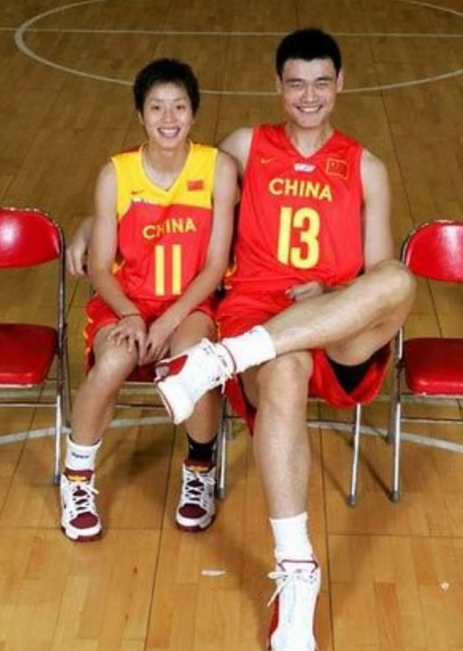 叶莉嫁给身高226cm,体重400斤的姚明后,睡觉之前,必须在床中间留出一