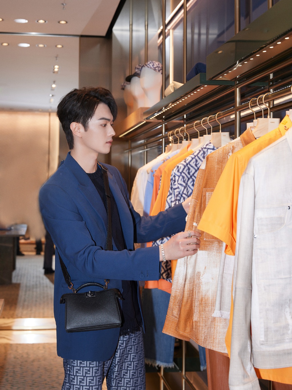 今天许凯在青岛出席芬迪的时尚活动,这次他搭配的很有型,看上去像个很